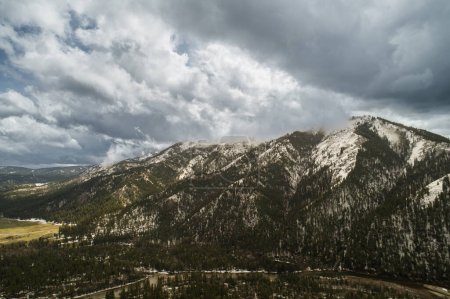 montañas de dientes de sierra fuera de Stanley Idaho en un día nublado de primavera