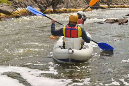Foto de Hombre kayak en el río - Imagen libre de derechos