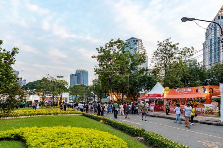 Foto de Bangkok, Tailandia - 8 de diciembre de 2022: Un gran número de personas hicieron un recorrido por la Feria de la Cruz Roja en Lumpini Park del 8 al 18 de diciembre de 2022 después de dos años de ausencia debido a la situación COVID-19. - Imagen libre de derechos