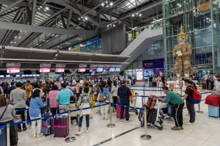 Foto de Bangkok, Tailandia - 10 de abril de 2023: Aeropuerto de Suvarnabhumi con muchos viajeros durante el Festival de Songkran, ya que es el Año Nuevo tailandés, que es un largo vacaciones.Hay muchos festivales en las provincias. - Imagen libre de derechos