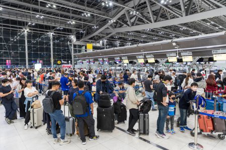 Téléchargez les photos : Bangkok, Thaïlande - 10 avril 2023 : Aéroport de Suvarnabhumi avec de nombreux voyageurs pendant le Festival de Songkran parce que c'est le Nouvel An thaïlandais qui est une longue vacance.Il y a de nombreux festivals dans les provinces. - en image libre de droit