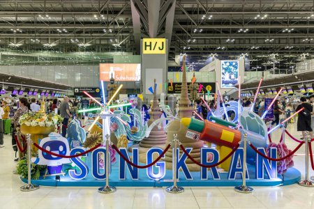 Foto de Bangkok, Tailandia - 10 de abril de 2023: La decoración interior que representa varios aspectos de la cultura tailandesa se muestra en el aeropuerto de Suvarnabhumi durante el festival Songkran, que es el Año Nuevo tailandés.. - Imagen libre de derechos