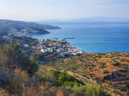 Das Dorf Agia Pelagia auf der Insel Kythira in Griechenland, aufgenommen bei Sonnenuntergang.