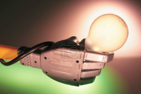 Téléchargez les photos : Main robotique avec ampoule - en image libre de droit