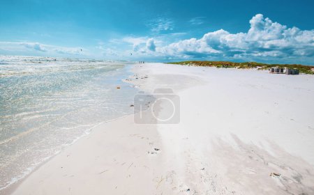 Photo pour Dueodde, la plage de sable blanc sur la côte sud de Bornholm, Danemark - image libre de droit