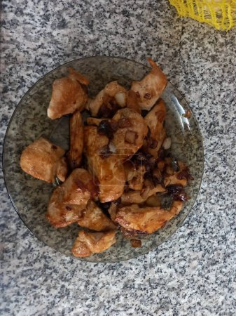 Gebratenes chinesisches Huhn auf einem Teller auf einer Granitarbeitsplatte