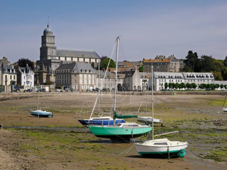 Téléchargez les photos : Port à marée basse de Saint Servan qui est un quartier de Saint Malo, une ville fortifiée en Bretagne dans le nord-ouest de la France sur la Manche. C'est une sous-préfecture du département d'Ille-et-Vilaine. - en image libre de droit