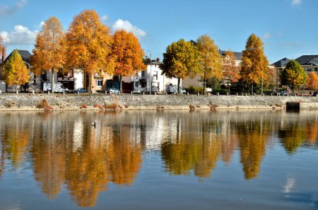 Foto de El río Mayenne en Laval con árboles de follaje de otoño, comuna en el departamento de Mayenne en el noroeste de Francia - Imagen libre de derechos