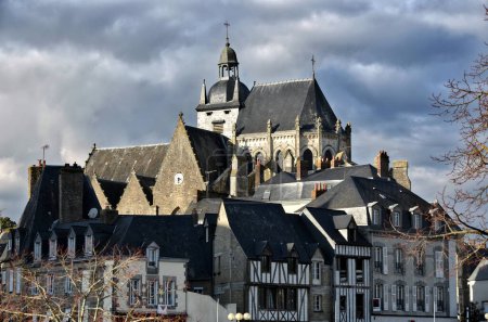 Ville de Mayenne avec la basilique Notre-Dame, commune française située dans le département de la Mayenne en région Nord-Ouest
