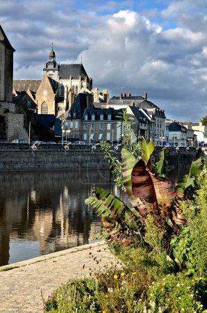 Stadt Mayenne mit der Basilika Notre-Dame und Laubbäumen, Gemeinde im Département Mayenne im Nordwesten Frankreichs