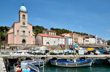 Fischereihafen und Kirche Notre-Dame de Bonne Nouvelle von vorne gesehen in Port-Vendres, Gemeinde auf der "cte vermeille" im Département Pyrnes-Orientales, Region Languedoc-Roussillon, in Südfrankreich.