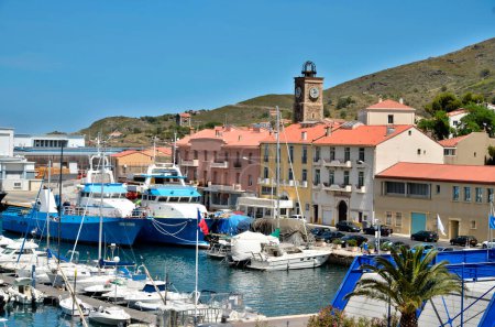 Hafen und Stadt mit seiner Kirche Port-Vendres, einer Gemeinde an der "cte vermeille" im Département Pyrnes-Orientales in der Region Languedoc-Roussillon in Südfrankreich.
