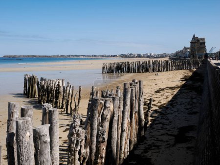 Der Strand von Sillon in Saint Malo und seine Buhnen aus Eichenholz. Saint-Malo ist eine französische Gemeinde in der Bretagne, im Département Ille-et-Vilaine an der Nordküste der Bretagne 