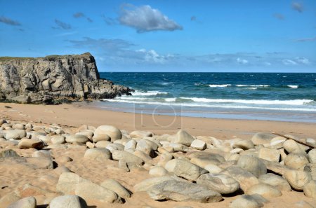 Playa y acantilado en la costa rocosa salvaje de la península de Quiberon en el departamento de Morbihan en Bretaña en el noroeste de Francia
