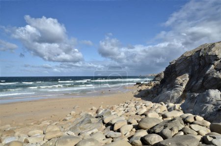 Strand und Klippe an der felsigen, wilden Küste der Halbinsel Quiberon im Departement Morbihan in der Bretagne im Nordwesten Frankreichs