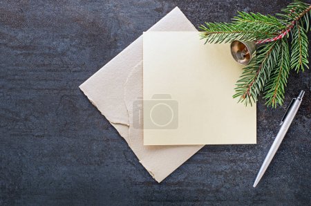Téléchargez les photos : Branches sapin de Noël avec carte de papier note vide et stylo. Pose plate. Nature Nouvel An concept de vacances, vue de dessus, espace de copie - en image libre de droit