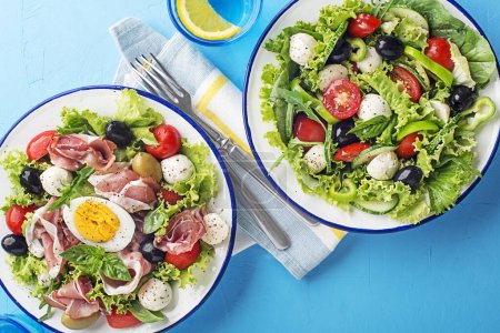 Téléchargez les photos : Healthy green salads with mixed healthy ingredients on blue table background - en image libre de droit
