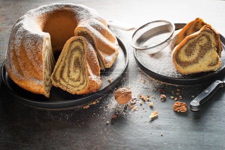 Téléchargez les photos : Potica, pain traditionnel slovène rouleau de gâteau aux noix. Petit pain sucré farci aux noix et saupoudrer de sucre - en image libre de droit