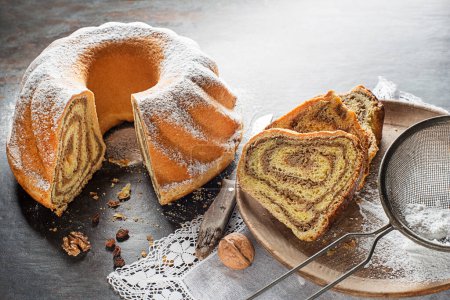 Foto de Potica, pastel de pan tradicional esloveno con nueces. Rollo de pan dulce relleno de nueces y espolvorear con azúcar - Imagen libre de derechos