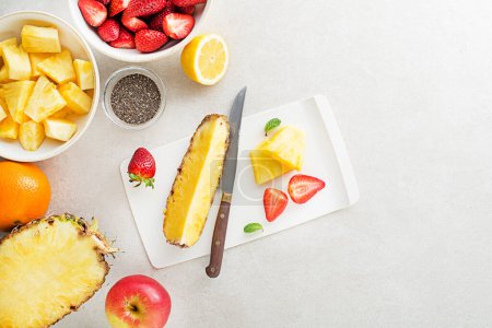 Foto de Cuenco de frutas frescas saludables de verano sobre fondo blanco, vista superior - Imagen libre de derechos
