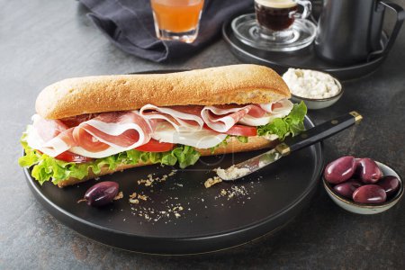 Foto de Desayuno servido con café, jugo, sándwich con jamón, queso, tomate y lechuga. Continental deliciosa mesa de desayuno saludable - Imagen libre de derechos