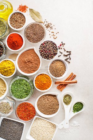 Téléchargez les photos : Herbes et épices colorées pour cuisiner le repas. Épices indiennes et asiatiques Sur fond de pierre blanche. Vue du dessus. - en image libre de droit