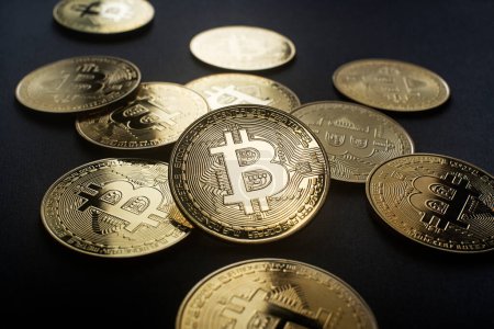 Téléchargez les photos : Bitcoin et concept d'investissement crypto-monnaie. Bitcoin crypto-monnaie symbole avec des pièces sur fond noir. Trading sur le change crypto-monnaie. - en image libre de droit