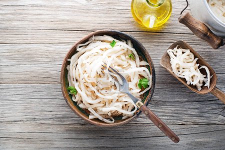 Téléchargez les photos : Traditional fresh and healthy sour turnip in bowl on wooden background - en image libre de droit