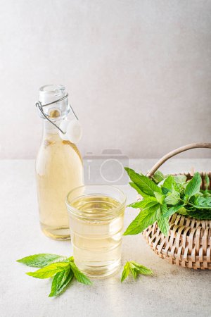 Foto de Bebida refrescante de verano con jarabe de hojas de menta fresca. Bebida fresca de menta y limón fría y saludable. - Imagen libre de derechos