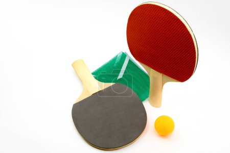 Téléchargez les photos : Raquette de tennis et balle de ping-pong en gros plan sur fond blanc - en image libre de droit