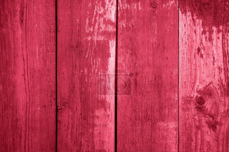 Téléchargez les photos : Vintage fond en bois avec peeling peinture rouge. papier peint Viva Magenta Fashion Color 2023 - en image libre de droit