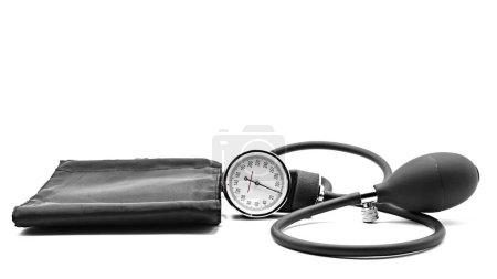 Foto de Tonómetro negro sobre fondo blanco. Equipo médico monitor de presión arterial. Salud. El concepto de cardiología - Imagen libre de derechos