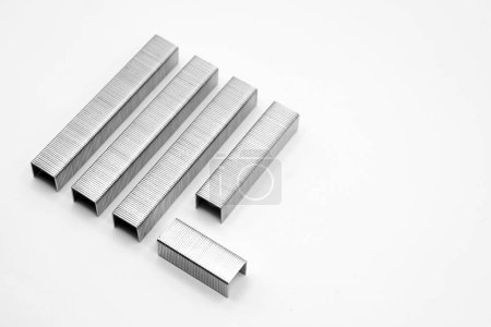 Téléchargez les photos : Metal staples for industrial and office stapler close-up on a white background - en image libre de droit