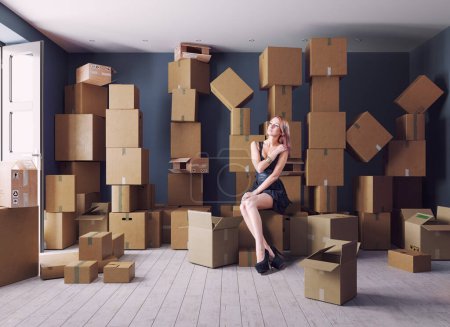 Foto de Una mujer en una habitación con un gran número de cajas. Concepto de paquete. El concepto de mudarse a un nuevo hogar. Foto y combinación 3d - Imagen libre de derechos