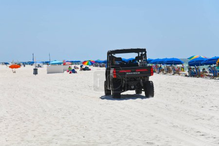 Foto de GULF SHORES, AL / USA - 3 de mayo de 2023: Patrulla de rescate en la playa mientras la gente está afuera disfrutando de un hermoso día soleado en la playa Gulf Shores Beach en el Golfo de México - Imagen libre de derechos