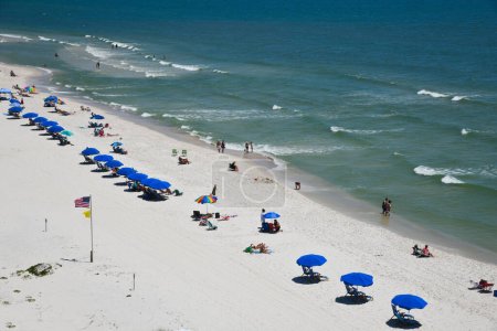 Foto de GULF SHORES, AL / USA - 2 de mayo de 2023: Gente disfrutando de un hermoso día soleado en Gulf Shores Beach en el Golfo de México - Imagen libre de derechos