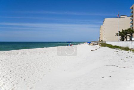 Téléchargez les photos : GOLFE SHORES, AL / USA - 3 mai 2023 : Les gens profitent d'une belle journée ensoleillée à Gulf Shores Beach sur le golfe du Mexique - en image libre de droit