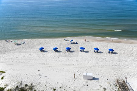 Foto de GULF SHORES, AL / USA - 2 de mayo de 2023: Gente disfrutando de un hermoso día soleado en Gulf Shores Beach en el Golfo de México - Imagen libre de derechos
