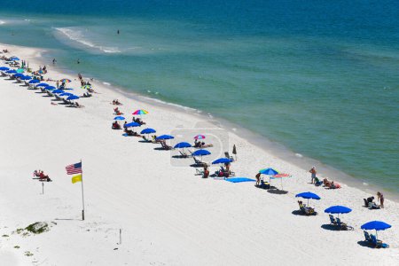 Foto de GULF SHORES, AL / USA - 3 de mayo de 2023: Gente disfrutando de un hermoso día soleado en Gulf Shores Beach en el Golfo de México - Imagen libre de derechos