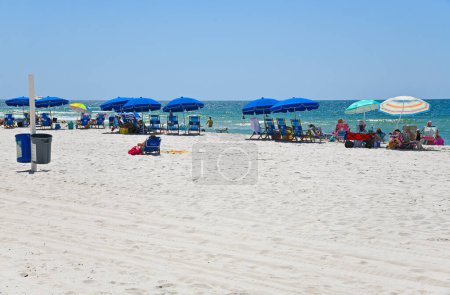 Foto de GULF SHORES, AL / USA - 3 de mayo de 2023: Gente disfrutando de un hermoso día soleado en Gulf Shores Beach en el Golfo de México - Imagen libre de derechos