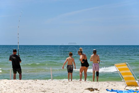 Téléchargez les photos : GOLFE SHORES, AL / USA - 3 mai 2023 : Les gens profitent d'une belle journée ensoleillée à Gulf Shores Beach sur le golfe du Mexique - en image libre de droit