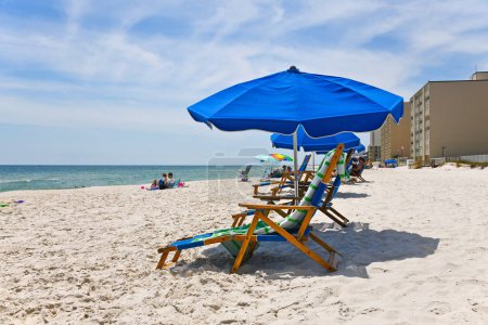 Foto de GULF SHORES, AL / USA - 4 de mayo de 2023: Gente disfrutando de un hermoso día soleado en Gulf Shores Beach en el Golfo de México - Imagen libre de derechos