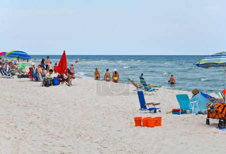 Téléchargez les photos : GULF SHORES, AL / USA - 4 mai 2023 : Les gens profitent d'une belle journée ensoleillée à Gulf Shores Beach sur le golfe du Mexique - en image libre de droit