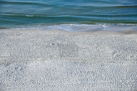 Foto de Vista aérea de la playa vacía de Gulf Shores en la madrugada cubierta con huellas y huellas del día anterior - Imagen libre de derechos