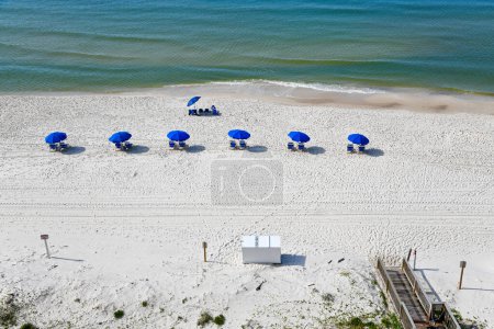 Foto de Sillas Blue Beach con paraguas en White Sand en Gulf Shores Beach - Imagen libre de derechos