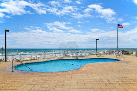 Foto de Gran piscina al aire libre en un resort en el Golfo de México - Imagen libre de derechos