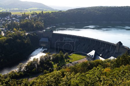 le barrage du lac de l'Edersee allemand d'en haut