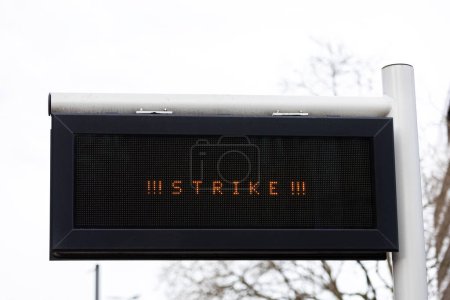 ein Streikschild auf einem Informationsbildschirm für öffentliche Verkehrsmittel