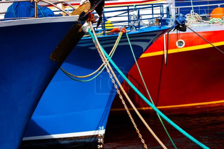 barcos de colores en un puerto