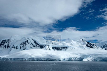 Foto de Rocas y nieve a lo largo de una costa inaccesible en la Antártida. - Imagen libre de derechos